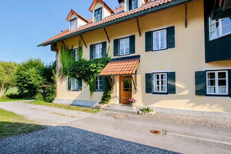 Wohnen im Grünen: Charaktervolle 3-Zimmer-Wohnung mit zwei Balkonen und Gartenidylle
